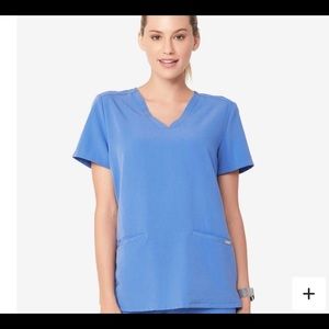 Figs Casma 3 Pocket Top and Zamora Petite Joggers